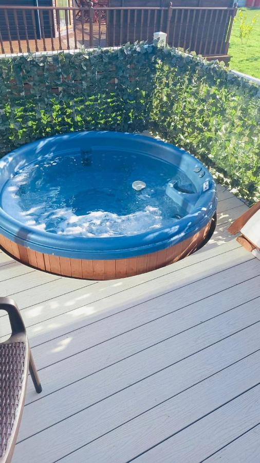 Saffron Lodge With Hot Tub Malton Exterior foto